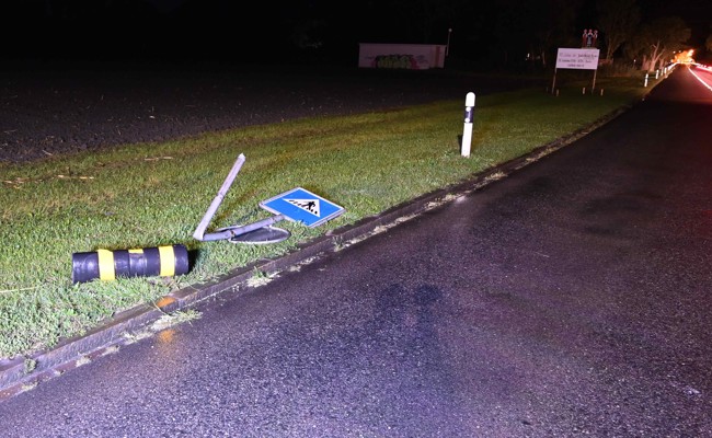 Am Steuer eingenickt: 52-Jähriger räumt Inselschutzpfosten ab