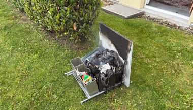 Feuerwehr muss brennenden Abfallkübel löschen