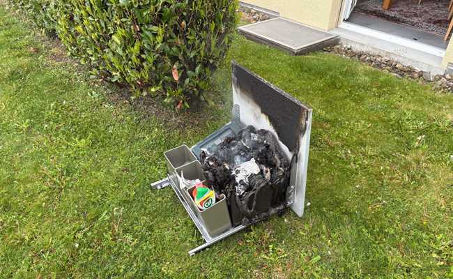 Feuerwehr muss brennenden Abfallkübel löschen