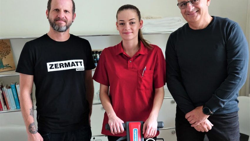  Patrick Oberholzer, Leiter Berufsbildung (links) und Lehrmeister Stjepan Mikulic sind stolz auf ihre ehemalige Lernende und heutige Mitarbeiterin. 