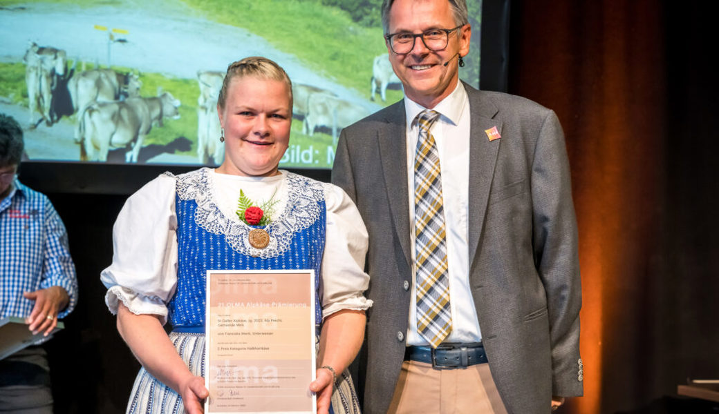  Franziska Wenk erhielt ihre Auszeichnung von Jury-Präsident Markus Hobi überreicht. 