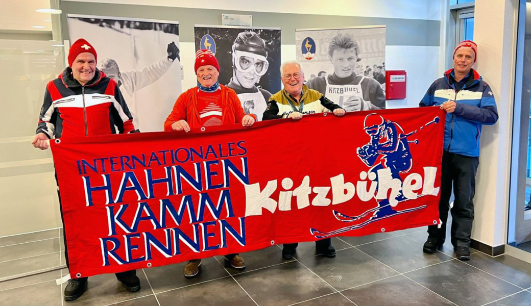 Urs Becker und Kollegen übergeben das Banner in Kitzbühel.