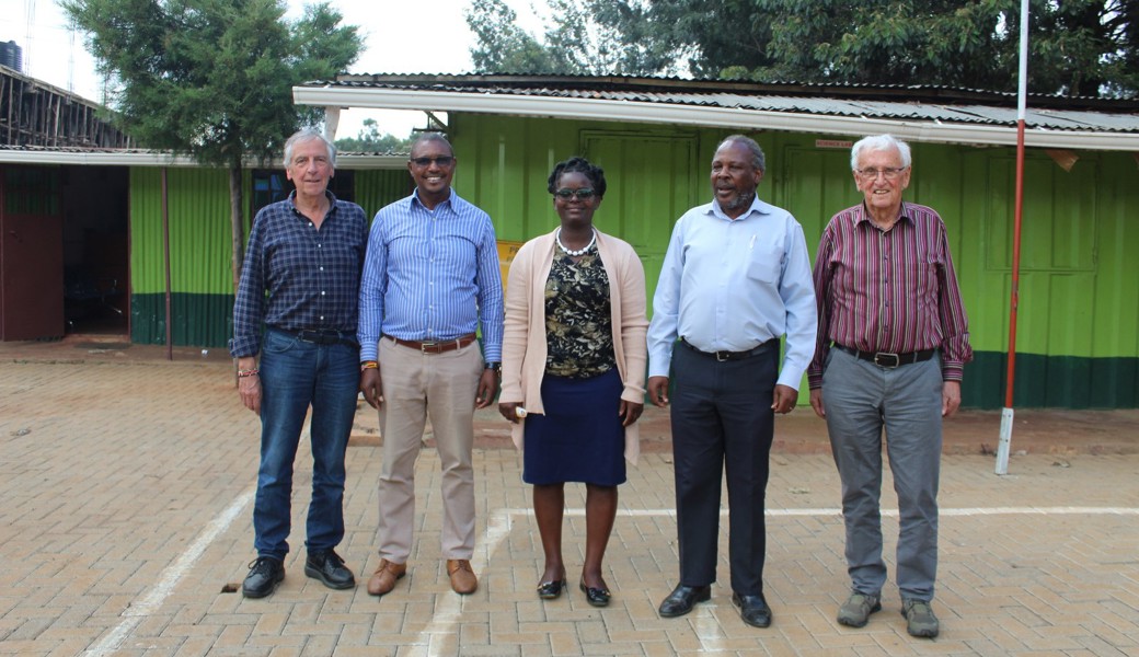 Albin und Linus Schumacher mit Direktor Francis, dem Schulpräsidenten und der Vertreterin der Eltern.