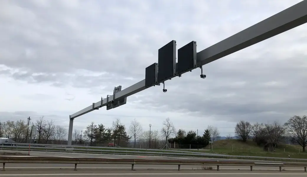 Sensoren an Signalportalen erfassen das Verkehrsaufkommen und passen die Höchstgeschwindigkeit an.