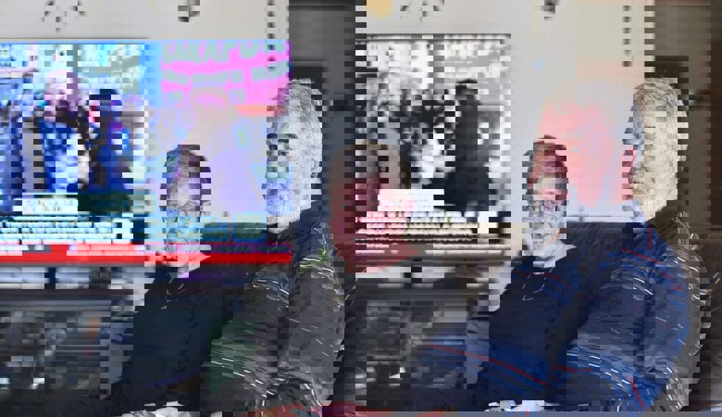  Margrith und Cahit Cerci verfolgen den ganzen Tag gebannt vor dem Fernsehgerät die Ereignisse im Erdbebengebiet. 