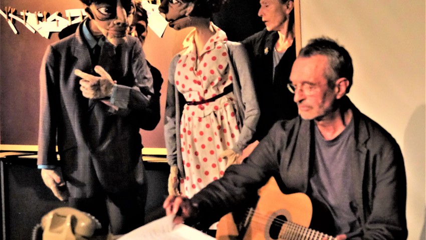  Eine «Theater-Lesung» mit Livemusik bot die «Dakar Produktion» mit ihren faszinierenden Klapp-Puppen. 