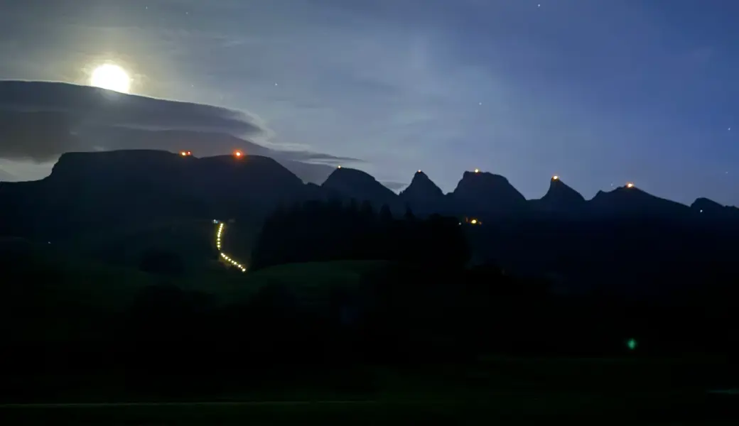 Das Höhenfeuer auf den Churfirsten brannte
