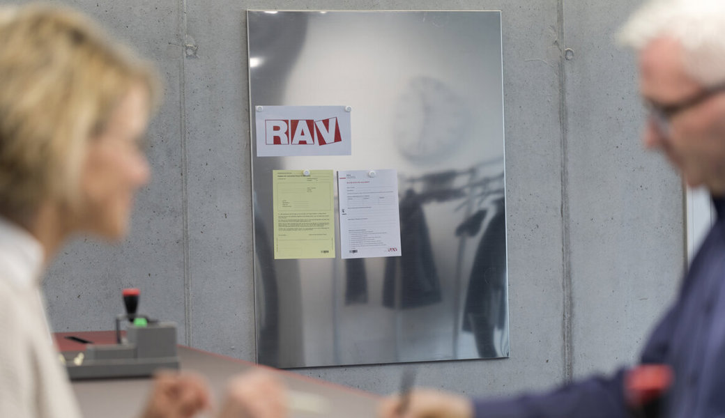 Der Kläger forderte ein Schmerzensgeld in Höhe von 50 000 Franken sowie einen Schadensersatz in Höhe von 90 000 Franken.