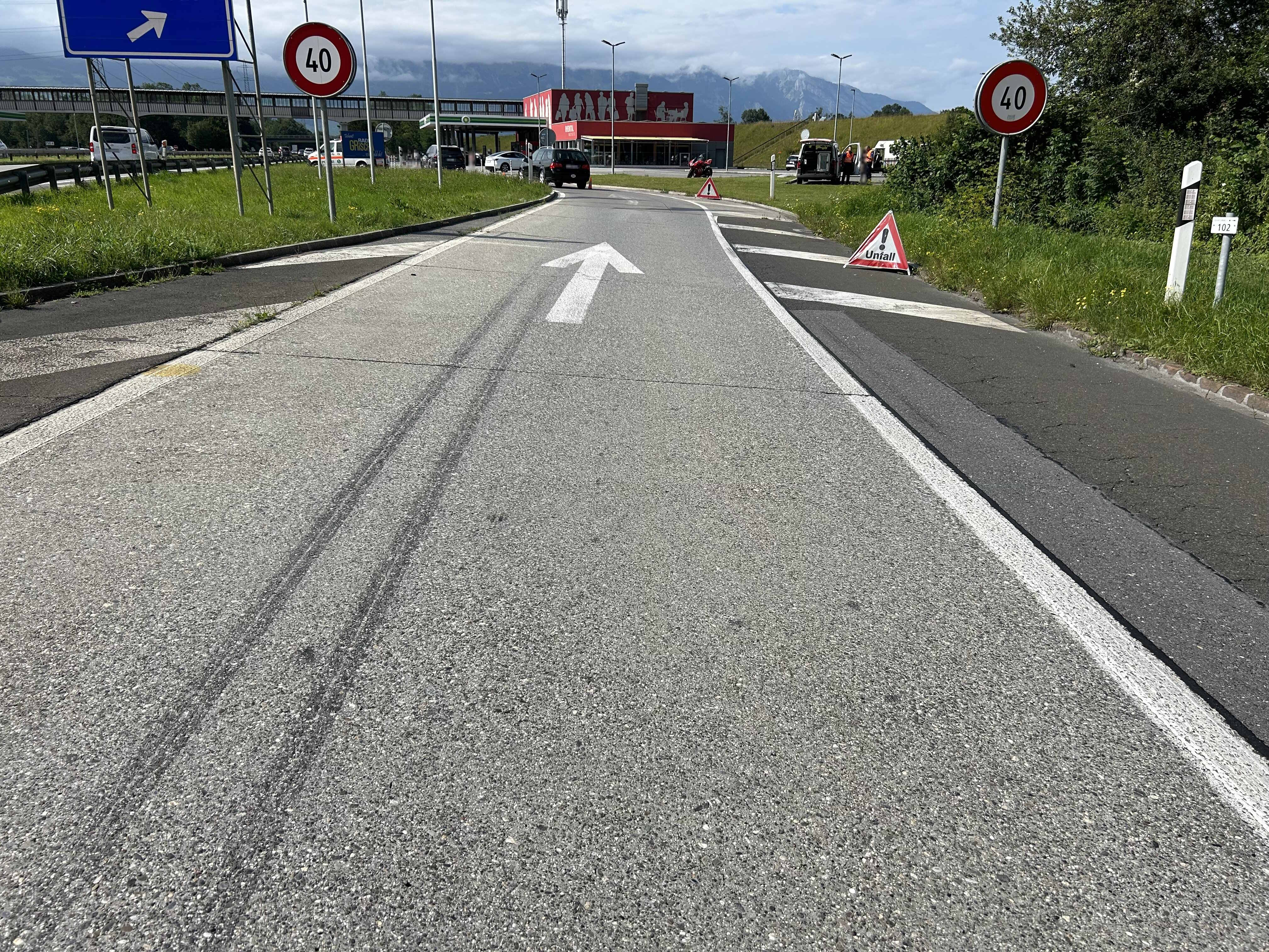 Töfffahrer fährt auf Autobahn gegen Randstein und stürzt