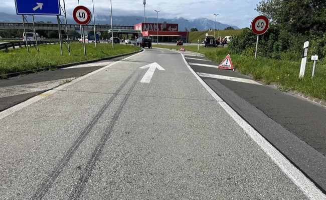 Töfffahrer fährt auf Autobahn gegen Randstein und stürzt