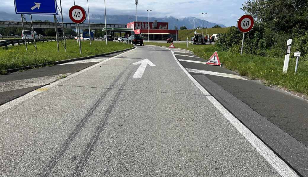 Der verletzte Motorradfahrer wurde ins Spital gebracht.