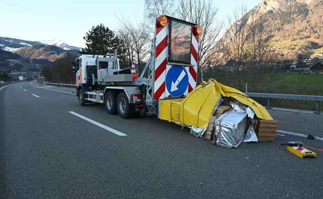 Spurwechsel verpasst: Lieferwagen kracht in Prellbock