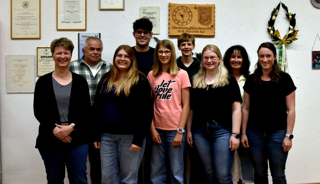 Hauptversammlung der Bürgermusik Gams: Manuela Roduner (ehem. Kassierin), Marcel Kaiser (ehem. Beisitzer), Marina Ortlieb (Jugendverantwortung), Corsin Lenherr (Musikkommission), Laila Dirks (Neumitglied), Dominik Hellemann (Neumitglied), Laura Stieger (Kassierin), Lili Kaiser (ehem. Musikkommission), Jasmin Gabathuler (Ehrenmitglied).