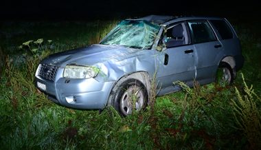 Betrunkener Fahrer kommt von Strasse ab – Auto überschlägt sich
