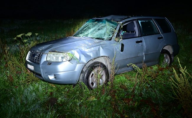 Betrunkener Fahrer kommt von Strasse ab – Auto überschlägt sich