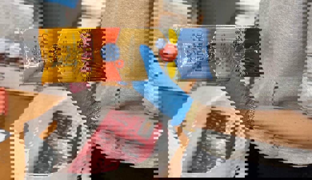 Freiwillige verpacken Waren für die Aktion «2 × Weihnachten».