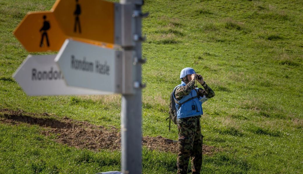 Ein UN-Militärbeobachter steht auf einer Kuhwiese bei Haslen AI. 
