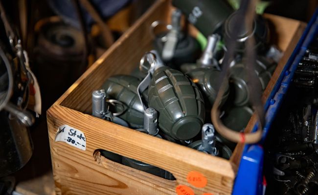 Kunden des Military-Shops fürchten, dass die Polizei nun zu ihnen kommt