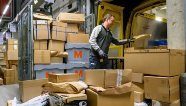 Post erhöht Päckli-Preise und leert Briefkästen früher – Rabatte nur für Online-Nutzer