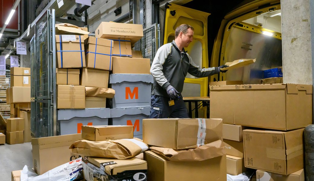 Post erhöht Päckli-Preise und leert Briefkästen früher – Rabatte nur für Online-Nutzer
