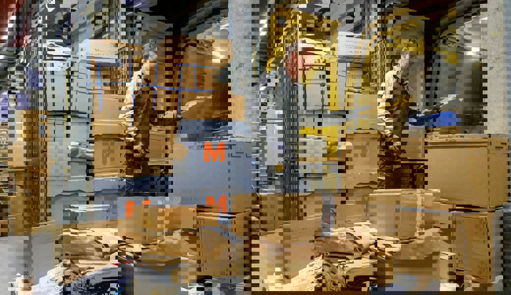 Kostet künftig mehr: Die Post erhöht die Paket-Preise. 