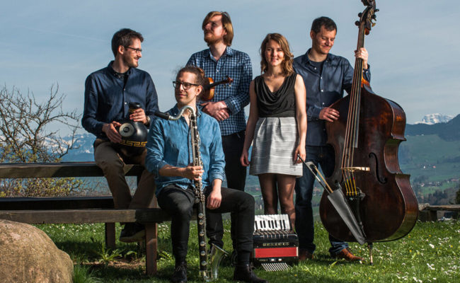 Kulturveranstaltungen zum Anpfiff, da stellt sich die Frage: Katar oder Kleintheater?