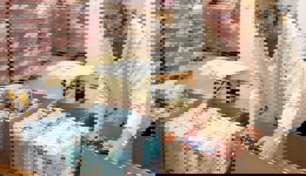 Freiwillige verpacken Waren für die Aktion «2 × Weihnachten».