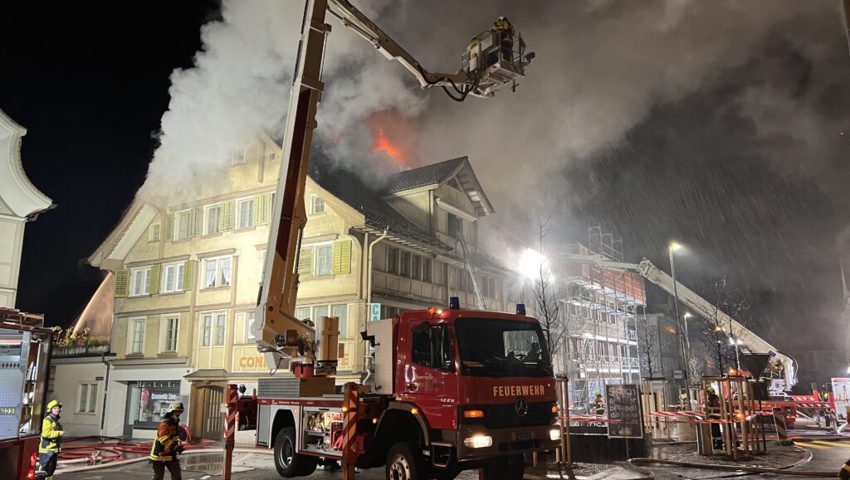 Aufgrund der dichten Bauweise im Dorfzentrum wurden mehrere Feuerwehren mir über 150 Angehörigen aufgeboten. Aufgrund der dichten Bauweise im Dorfzentrum wurden mehrere Feuerwehren mir über 150 Angehörigen aufgeboten.