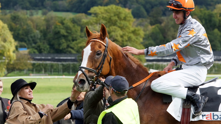 Sieg für den Rennstall der Churerin Laetitia Domenig: Der junge Schweizer Reiter Pablo Werder auf Lord of the Alps.