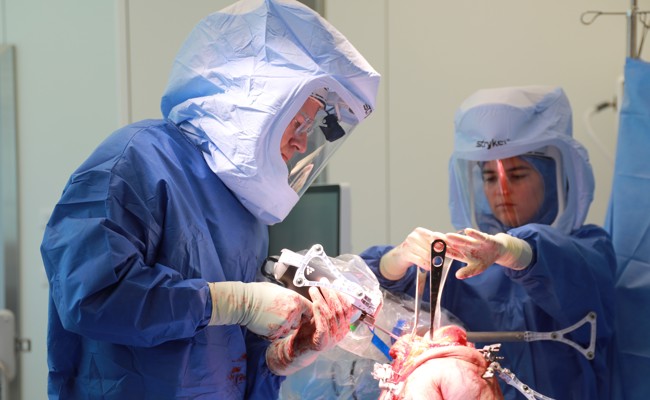 Datenspeicherung und Sägen: Roboter im OP-Saal