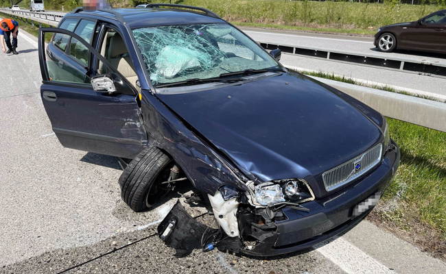 82-Jähriger fährt mit seinem Auto gegen ein abgestelltes Polizeifahrzeug