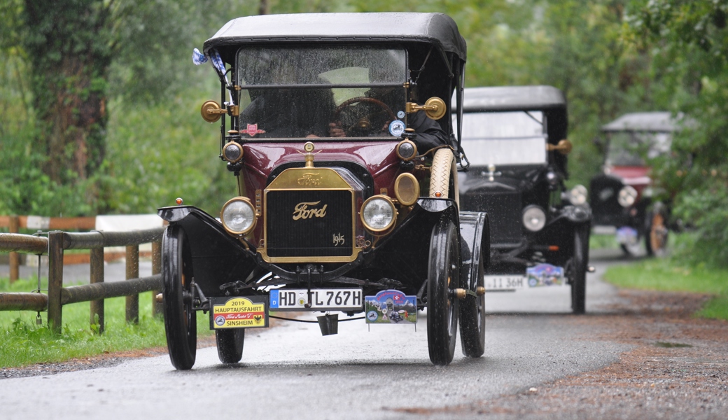 Eine Augenweide: Einfahrt der Ford Model T in der Heuwiese in Weite.