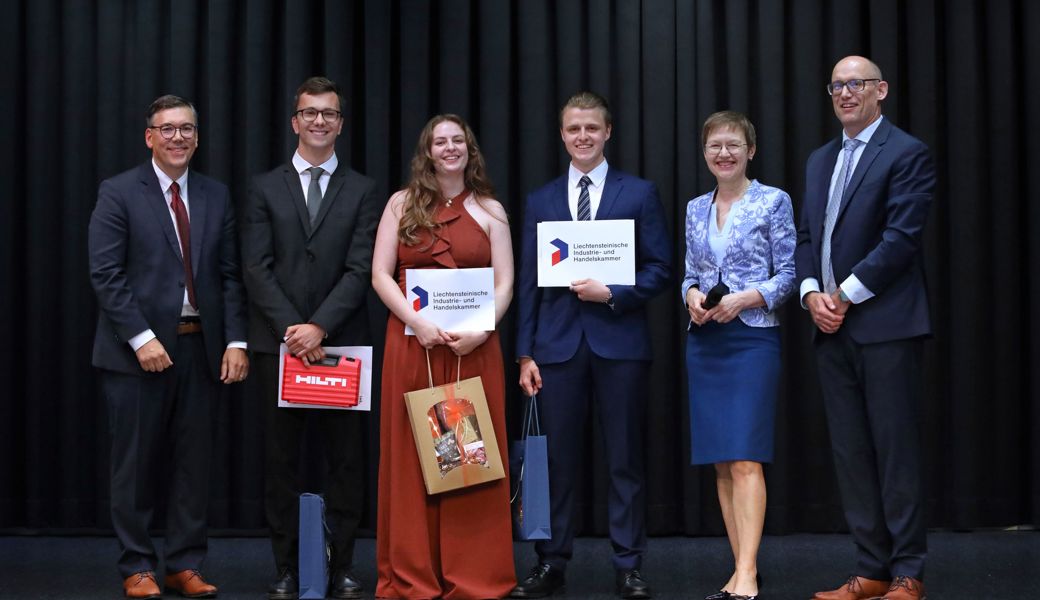 Auszeichnung der besten Jahrgangsbesten Michael Schädler, Elina Graf und Benedikt Frieser (alle 5.8) durch die Hilti AG und die Liechtensteinische Industrie- und Handelskammer.