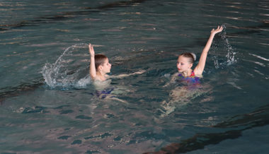 Ein Knabe hat beim SC Flös die Freude am Synchronschwimmen entdeckt