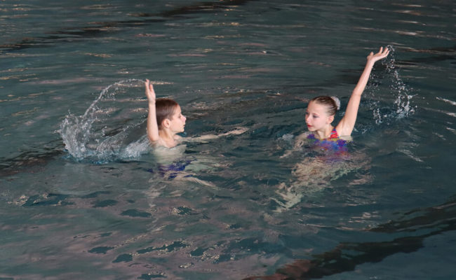 Ein Knabe hat beim SC Flös die Freude am Synchronschwimmen entdeckt