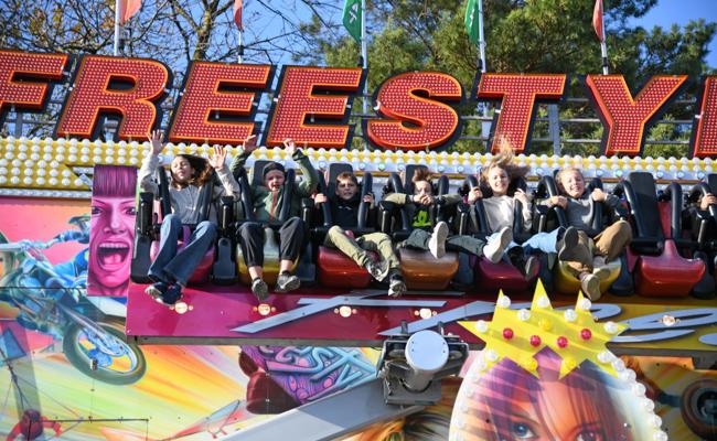 Der Jahrmarkt ist ein beliebter Treffpunkt für Jung und Alt