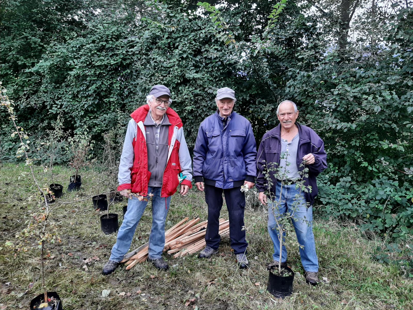Ökologische Aufwertung: Neue Sträucher gesetzt auf früherem Kies-Frei-Areal