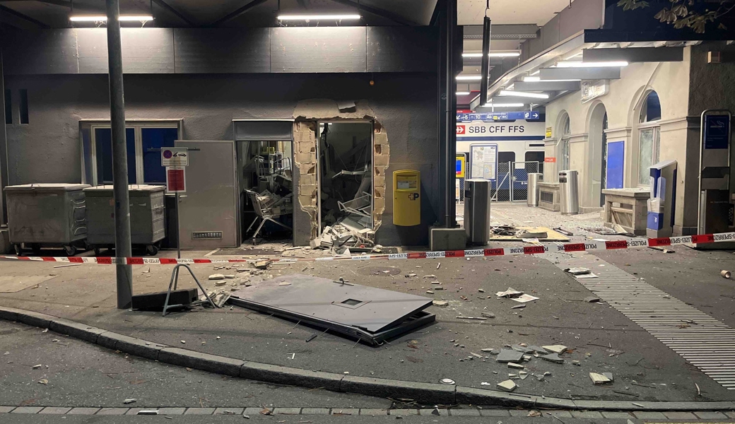 Die Täterschaft sprengt den Geldautomaten am Bahnhof Ziegelbrücke.