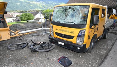 Frau fährt mit E-Bike erst in ein Velo und dann in einen Lieferwagen