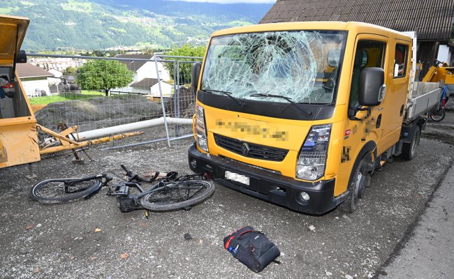 Frau fährt mit E-Bike erst in ein Velo und dann in einen Lieferwagen