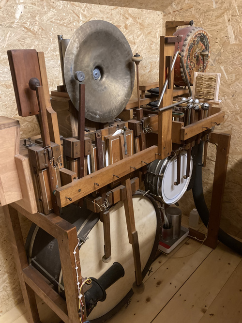 Blick ins Schlagzeug der Orgel.