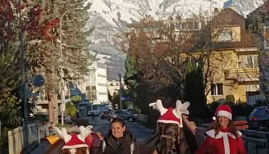 Chlaustag beim Schulhaus Kappeli: Nikolina statt Nikolaus, Pferde statt Esel