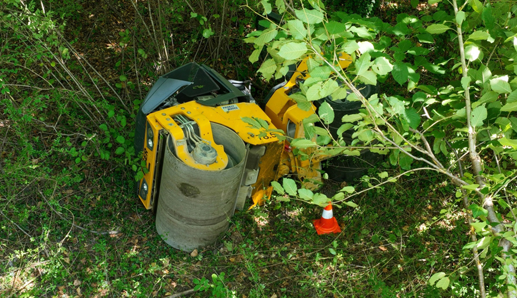Der Lenker der Walze wich einer Autofahrerin aus und stürzte daraufhin den Abhang hinunter. 