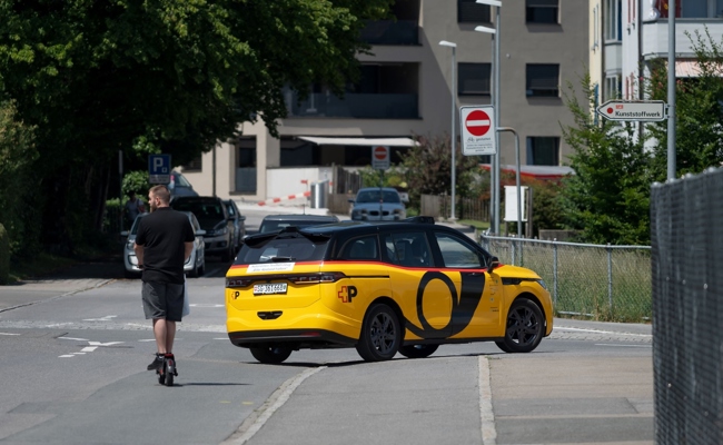 Mini-Postauto ohne Chauffeur: Auf Lernfahrt mit dem Robotaxi
