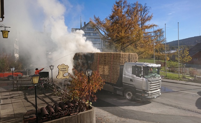 Nach der Fahrt über den Stoss sind Strohballen in Brand geraten