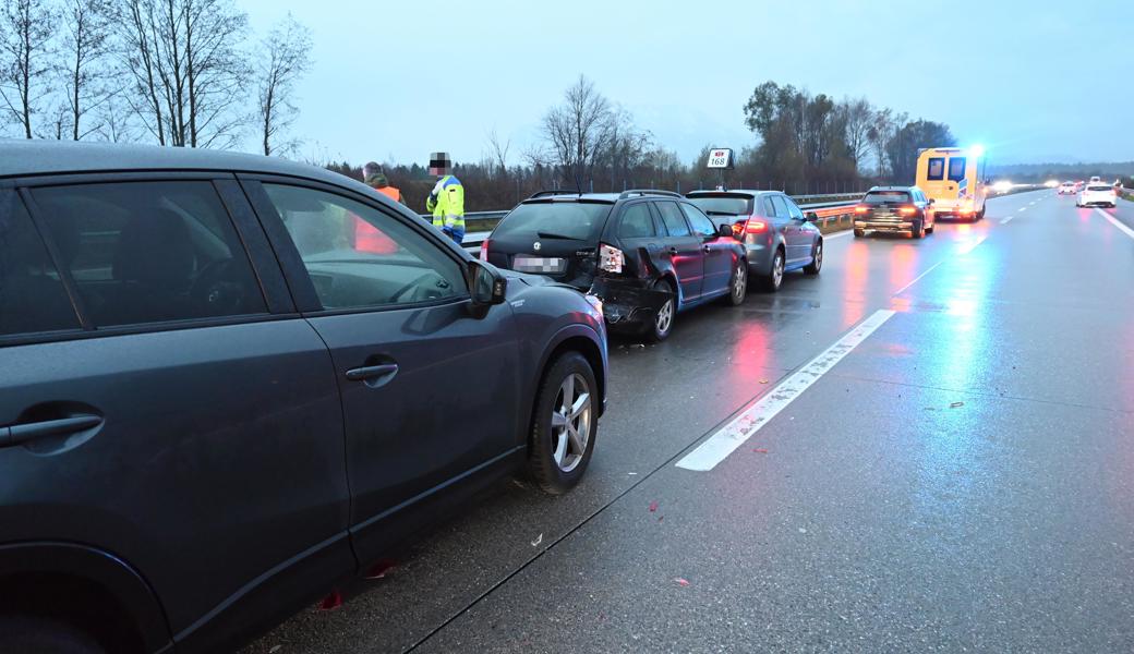 Die zwei folgenden Autos bemerkten zu spät, dass die Lenkerin vor ihnen stark abbremste.