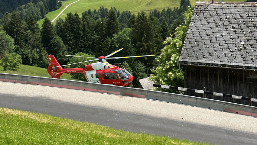 Der verunfallte Fahrer musste mit dem Rega-Helikopter abtransportiert werden.