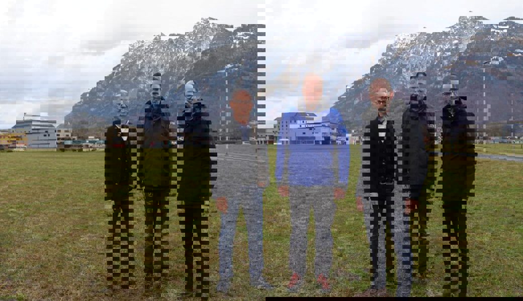  Projektleiter und Bauherrenvertreter Patrik Hämmerle (v. l.), Feuerwehrkommandant Marcel Senn und Baukommissionspräsident Markus Hofmänner auf der Wiese, auf der das neue Feuerwehrdepot realisiert werden könnte. 