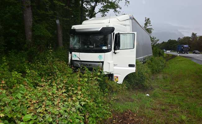Endstation Autobahnausfahrt: Lastwagen fährt ins Wiesland