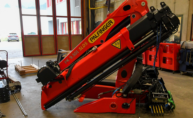 Arbeiter von Kran getroffen und schwer verletzt